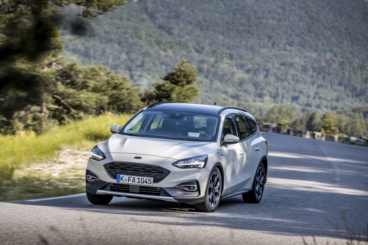 ford2019focusactivemetropliswhite14.jpg