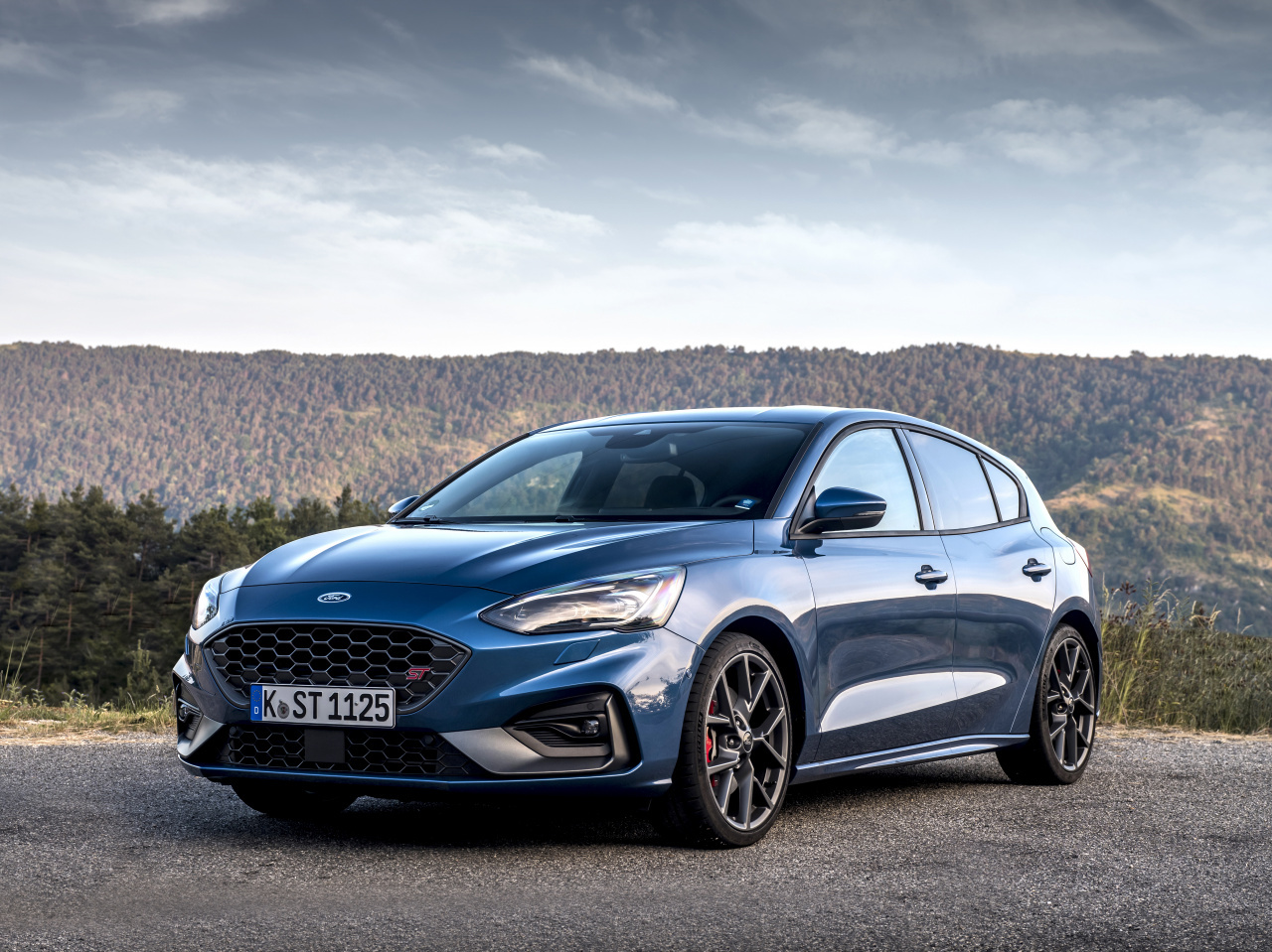 ford2019focusstperformanceblue02.jpg