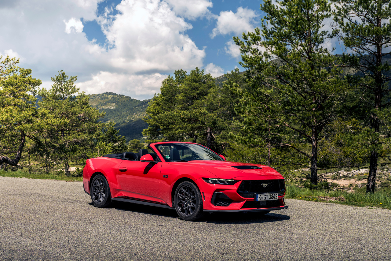 2024fordmustangcabrioletracered2.jpg