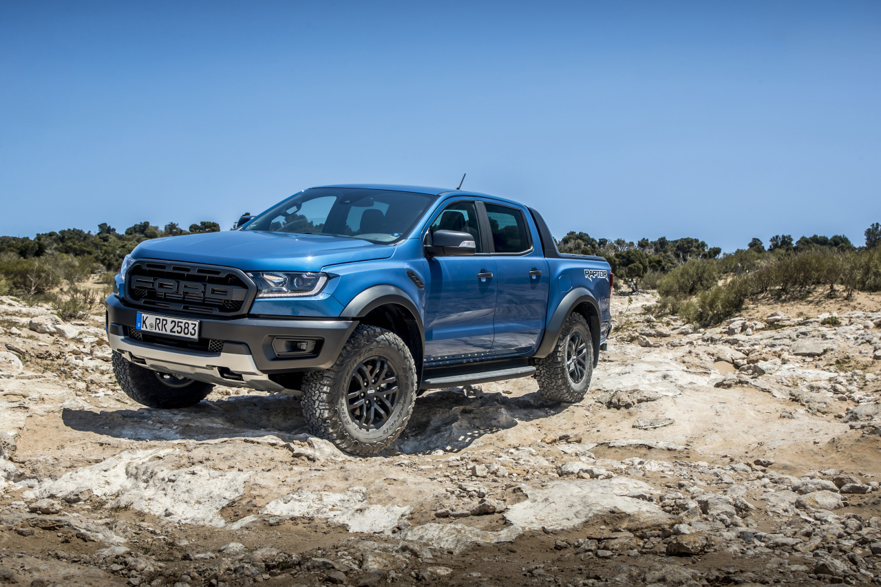 2019fordrangerraptorperformanceblue153.jpg